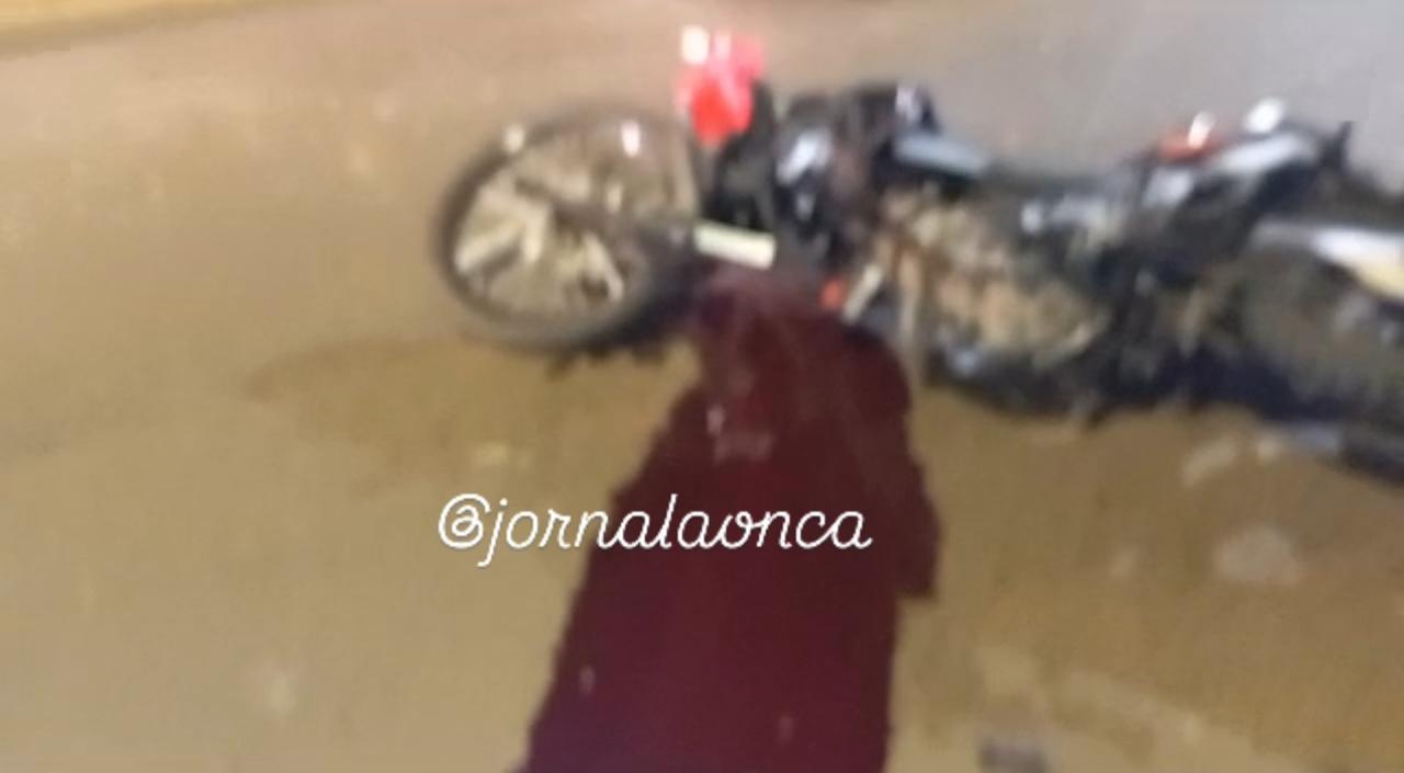 Vídeo: motociclista tem ferimentos graves após carro avançar preferencial na avenida Campestre 