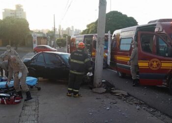 Motorista perde controle de veículo e bate em poste na Av. Afonso Pena