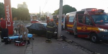 Motorista perde controle de veículo e bate em poste na Av. Afonso Pena