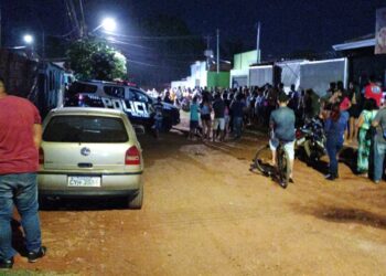 Vídeo: moradores invadem casa no Parque do Sol ‘caçando’ suposto casal que estaria sequestrando crianças 