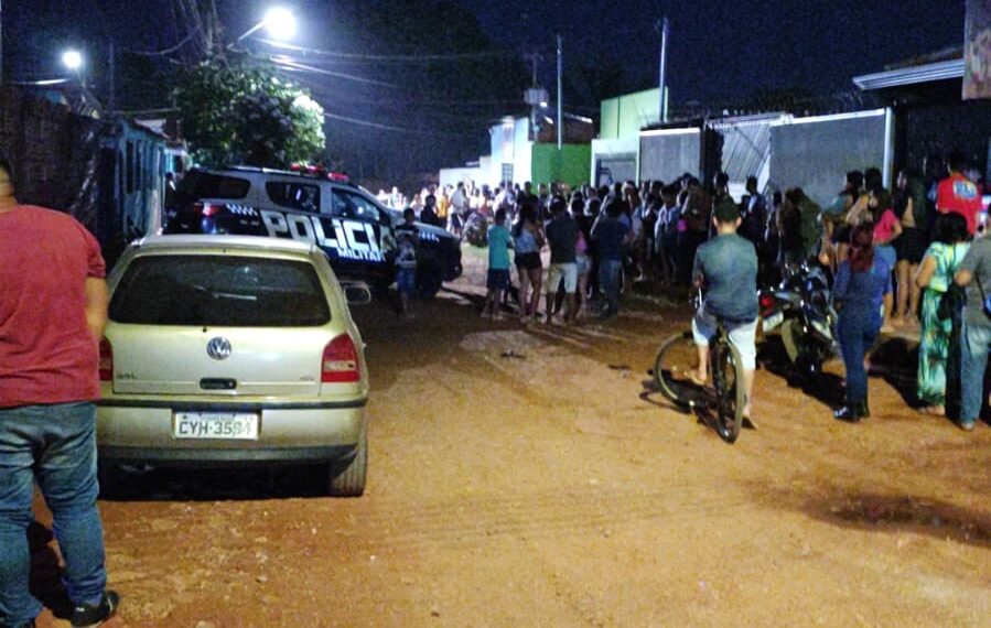 Vídeo: moradores invadem casa no Parque do Sol ‘caçando’ suposto casal que estaria sequestrando crianças 