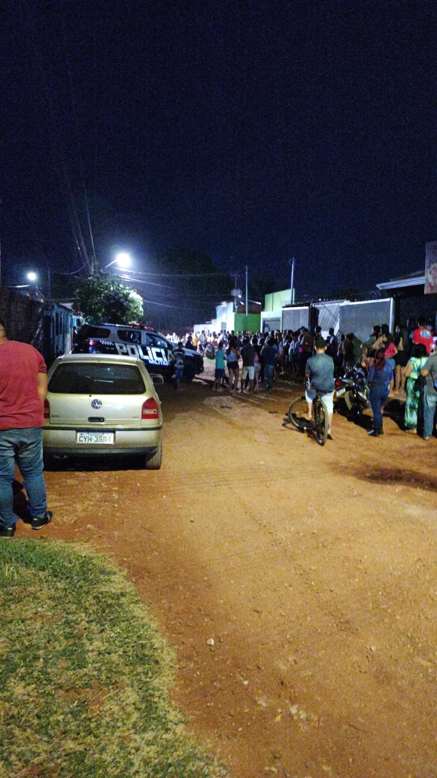 Vídeo: moradores invadem casa no Parque do Sol ‘caçando’ suposto casal que estaria sequestrando crianças 