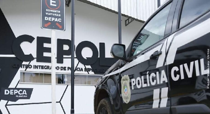 Mulher é presa por maus-tratos após agredir  criança em praça, em Anhanduí