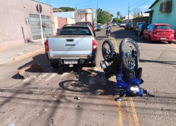 Jovem de 18 anos fica em estado grave após colisão entre moto e carro 