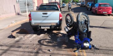 Jovem de 18 anos fica em estado grave após colisão entre moto e carro 