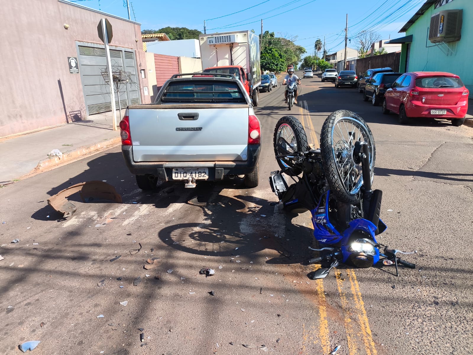 Jovem de 18 anos fica em estado grave após colisão entre moto e carro 