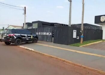 Após andar nu em praça pública homem é preso em Bataguassu