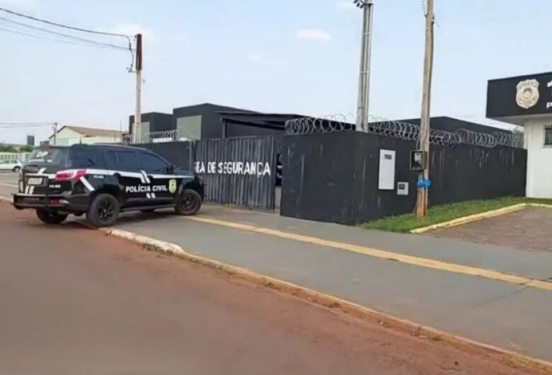 Após andar nu em praça pública homem é preso em Bataguassu