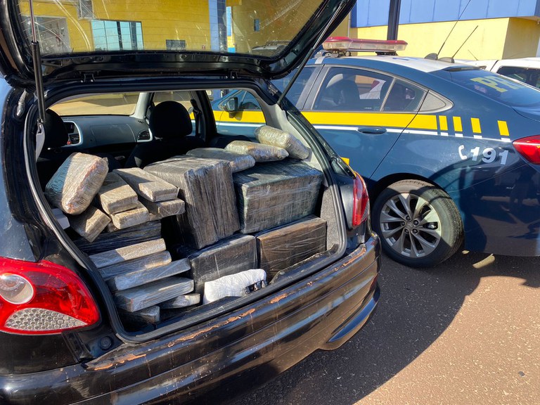 Mais de 600 Kg de maconha são apreendidos dentro de veículos em Naviraí
