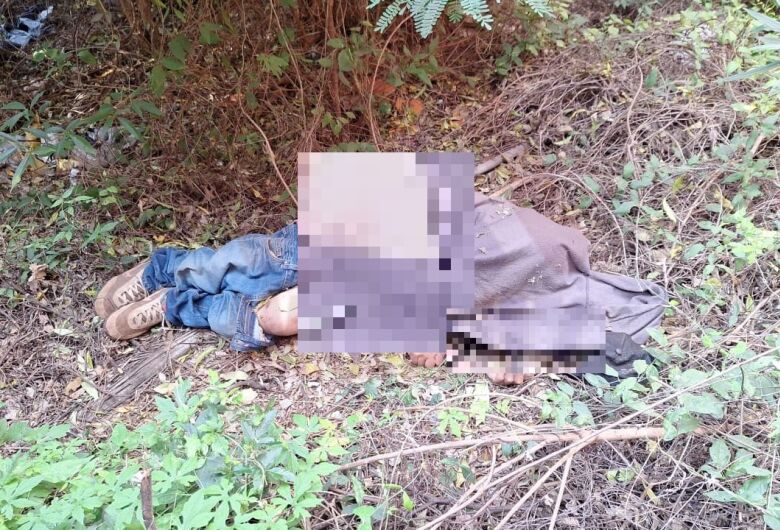 Seminu e com ferimento na mão corpo de idoso é encontrado na fronteira