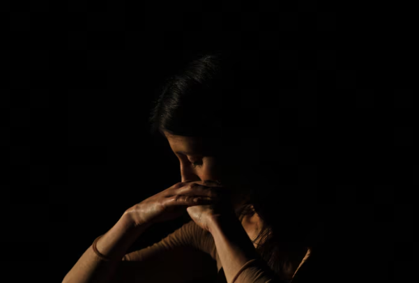 Marido é preso após espancar, prender e roubar esposa para comprar drogas em Costa Rica