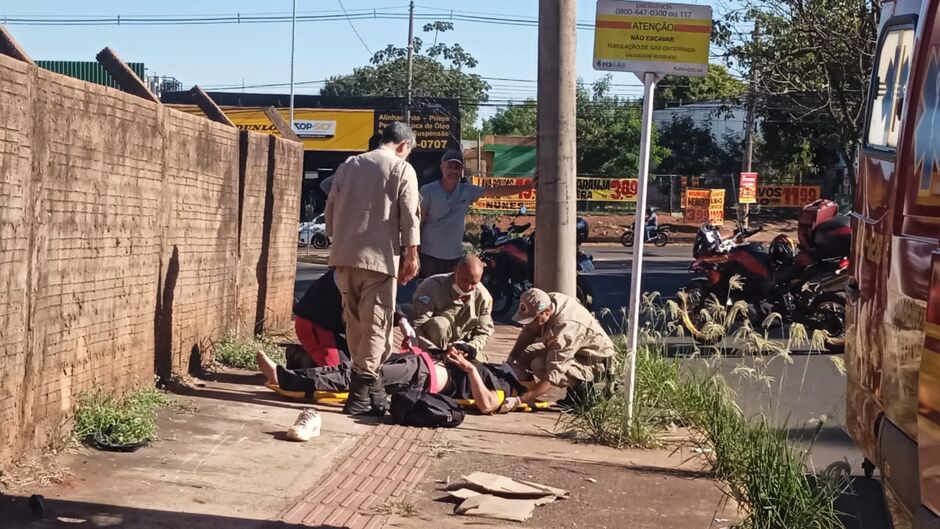 Motociclista convulsiona após bater em poste em acidente no Tiradentes 
