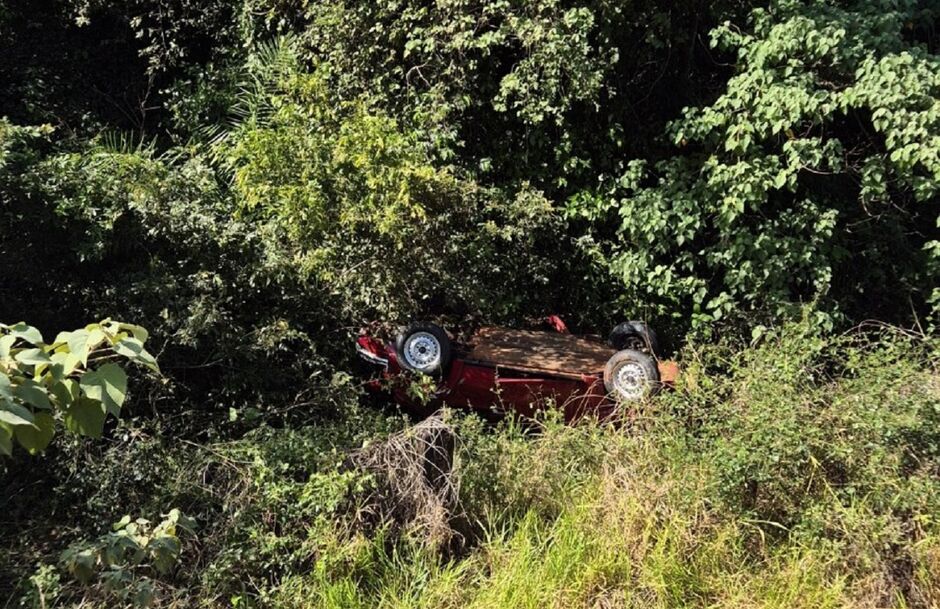 Motorista capota  Fusca e cai de  penhasco na MS-450, na região de Aquidauana