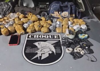 Homem tenta despistar Choque escondido em baixo de lençol