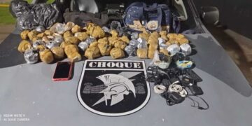 Homem tenta despistar Choque escondido em baixo de lençol