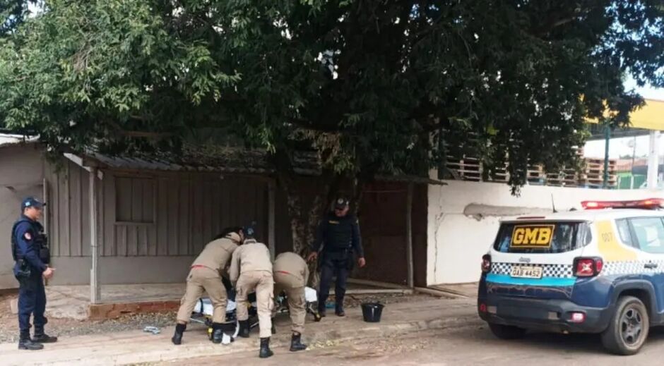 Homem tem surto e se joga na frente de veículos em Bonito