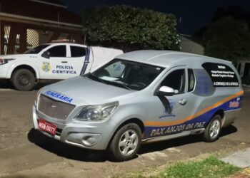 Fé nas malucas: namorada surtada mata coleguinha que entrou na casa do alecrim dourado dela