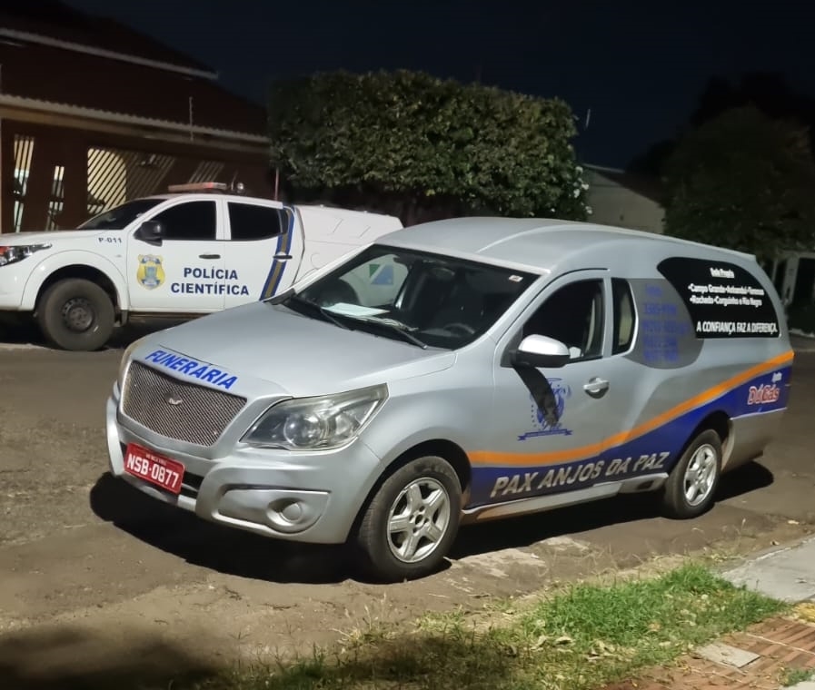 Fé nas malucas: namorada surtada mata coleguinha que entrou na casa do alecrim dourado dela