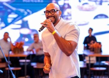 Músico já tinha pago R$ 24 mil para pedreiro e diz que foi ameaçado com ferramenta