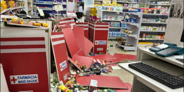 Vídeo: motociclista invade farmácia na Júlio de Castilho e não é para comprar remédio