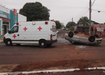 Motorista perde controle e capota veículo na Lúdio Martins Coelho