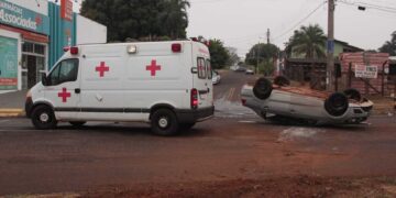 Motorista perde controle e capota veículo na Lúdio Martins Coelho