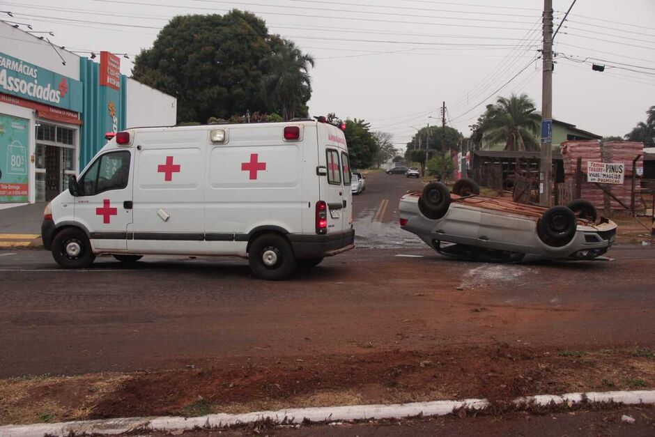 Motorista perde controle e capota veículo na Lúdio Martins Coelho