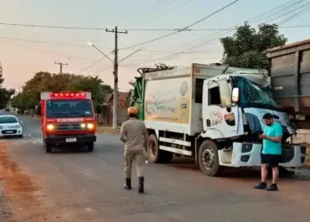 Caminhão de lixo colide com traseira de carro estacionado em Chapadão do Sul