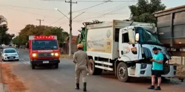 Caminhão de lixo colide com traseira de carro estacionado em Chapadão do Sul