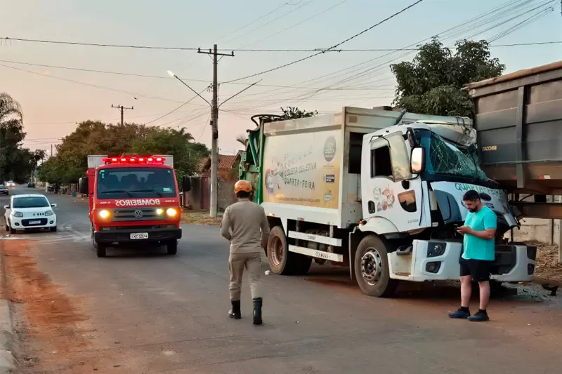 Caminhão de lixo colide com traseira de carro estacionado em Chapadão do Sul
