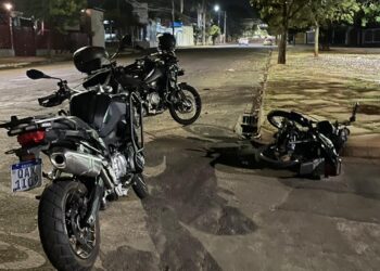 Com moto BOB e novinha na garupa, rapaz empina, tenta dar fuga do Choque e se lasca 