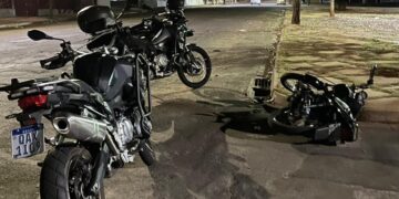 Com moto BOB e novinha na garupa, rapaz empina, tenta dar fuga do Choque e se lasca 