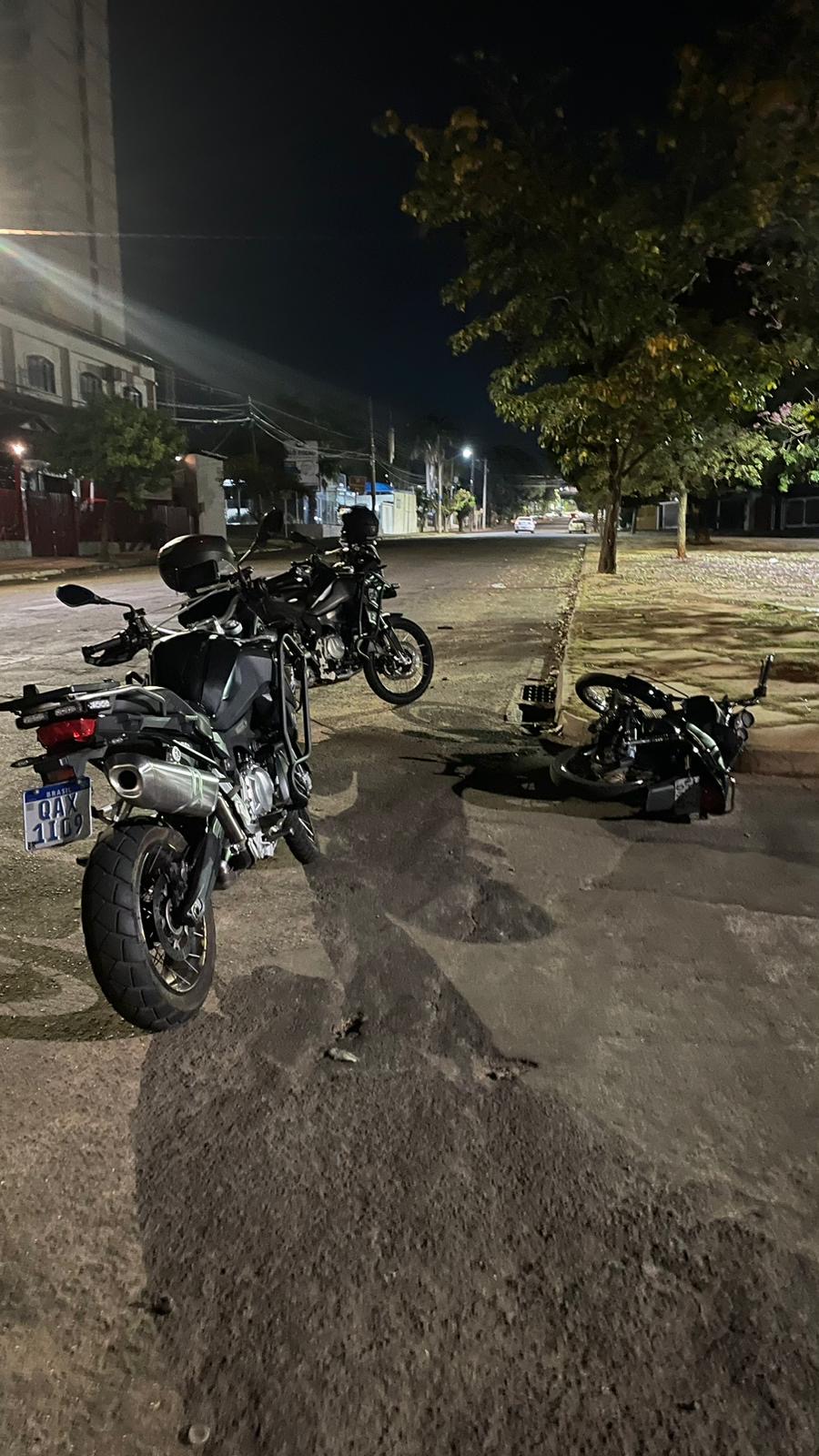 Com moto BOB e novinha na garupa, rapaz empina, tenta dar fuga do Choque e se lasca 