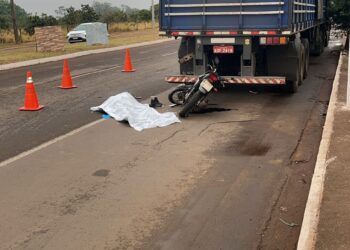 Motociclista morre ao colidir com carreta na Guaicurus