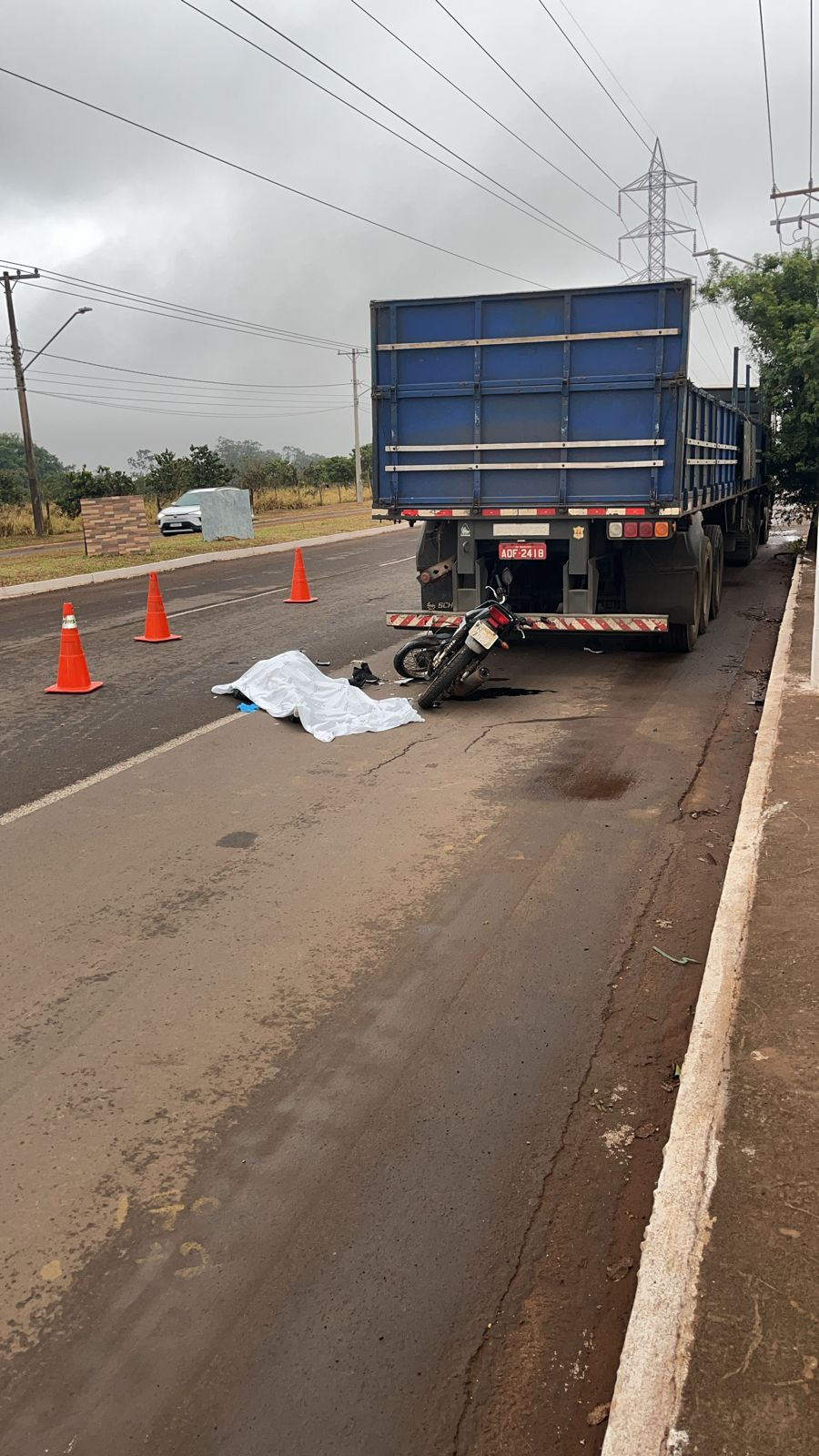 Motociclista morre ao colidir com carreta na Guaicurus