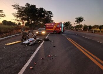 Homem morre e outro fica gravemente ferido em acidente entre moto e carreta em Miranda