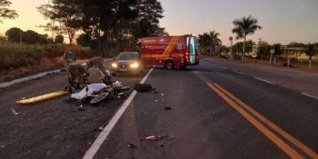 Homem morre e outro fica gravemente ferido em acidente entre moto e carreta em Miranda