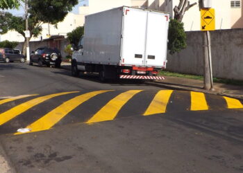 Uma pessoa morreu após cair da moto após passar por  lombada