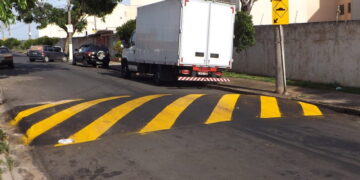 Uma pessoa morreu após cair da moto após passar por  lombada