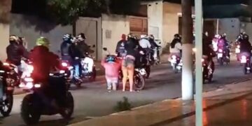 Bate a raba no chão: jovem fica com o furico ralado ao ‘princeso’ empinar moto 