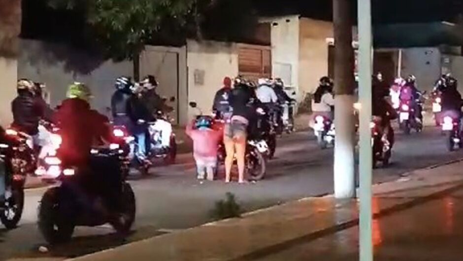 Bate a raba no chão: jovem fica com o furico ralado ao ‘princeso’ empinar moto 