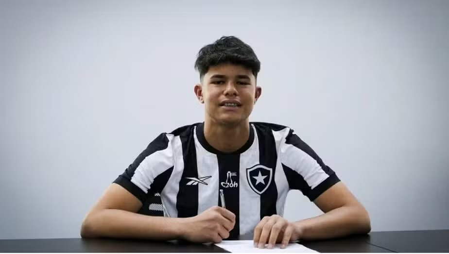 Bruninho Samudio assina com o Botafogo 