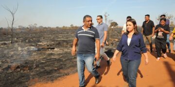 Com ação da Defesa Civil, Adriane vai a Aldeia Água Bonita atender moradores desalojados por incêndio