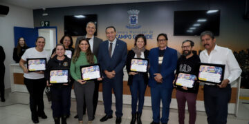 Servidores recebem capacitação de curso de Libras e alunos recebem certificado na Câmara Municipal