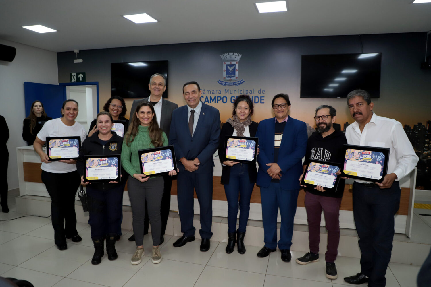 Servidores recebem capacitação de curso de Libras e alunos recebem certificado na Câmara Municipal
