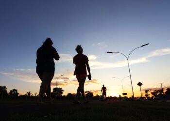 Apesar de temperaturas amenas ao amanhecer e à noite, tempo quente e seco é destaque nesta quinta-feira