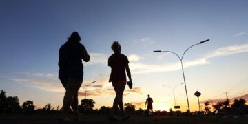 Apesar de temperaturas amenas ao amanhecer e à noite, tempo quente e seco é destaque nesta quinta-feira