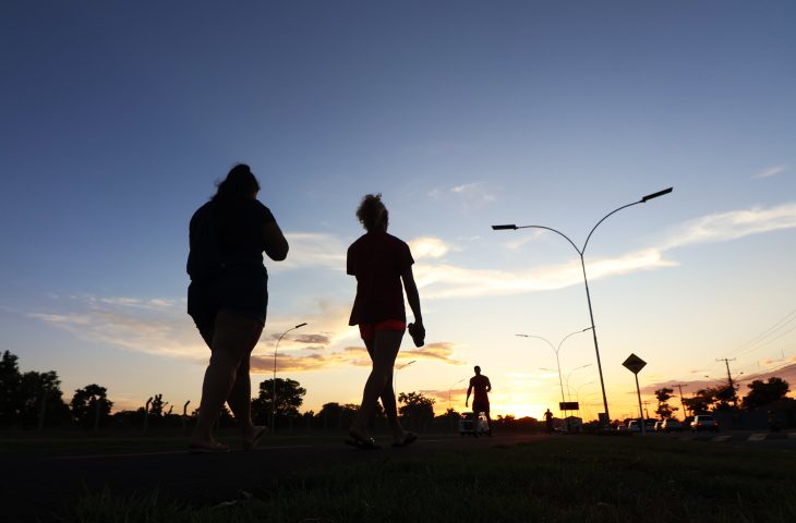 Apesar de temperaturas amenas ao amanhecer e à noite, tempo quente e seco é destaque nesta quinta-feira