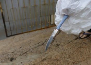 Homem abaixa as calças e ameaça clientes de shopping com faca em Campo Grande