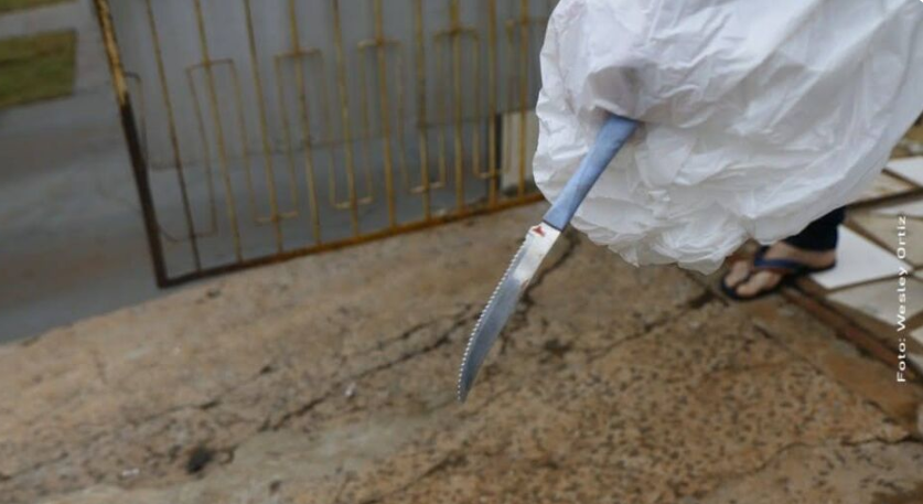 Homem abaixa as calças e ameaça clientes de shopping com faca em Campo Grande